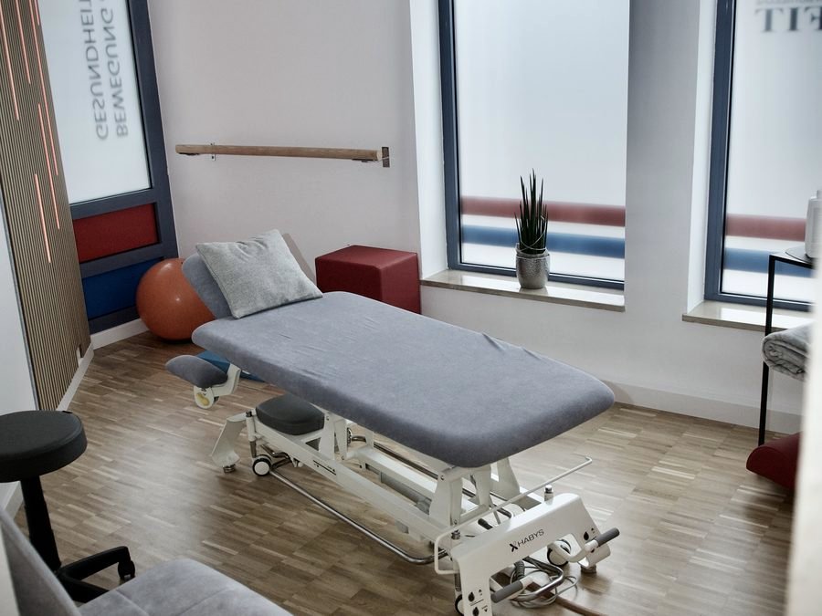 Heller Behandlungsraum mit großen Fenstern